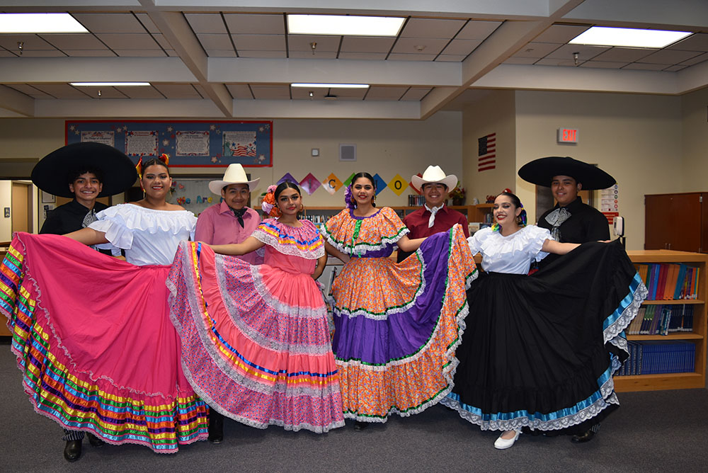 Los Lobos de Chandler High School Ballet Folklorico